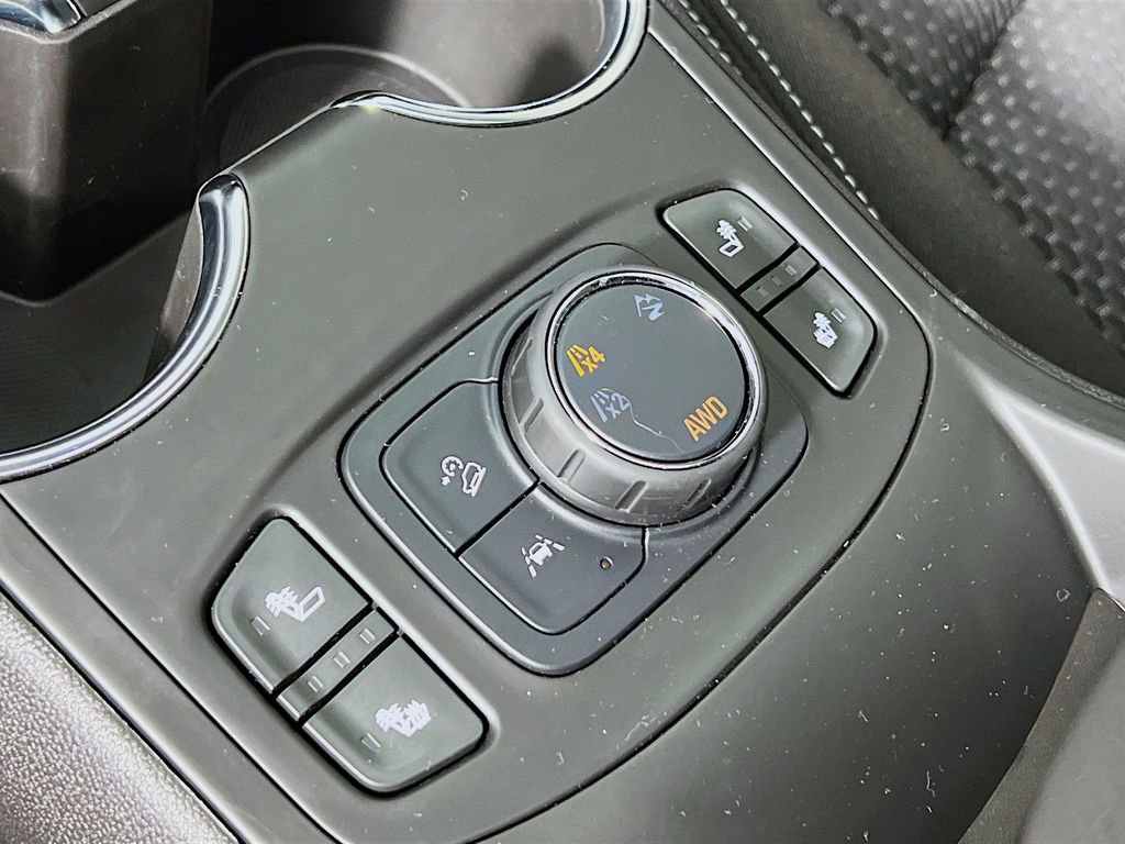 Used 2024 GMC Terrain SLE w/ Driver Convenience Package image 19