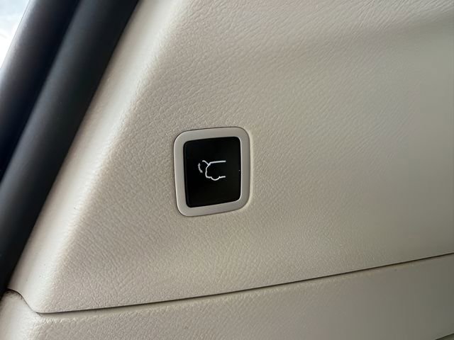 Used 2022 Chrysler Voyager LX FWD image 12