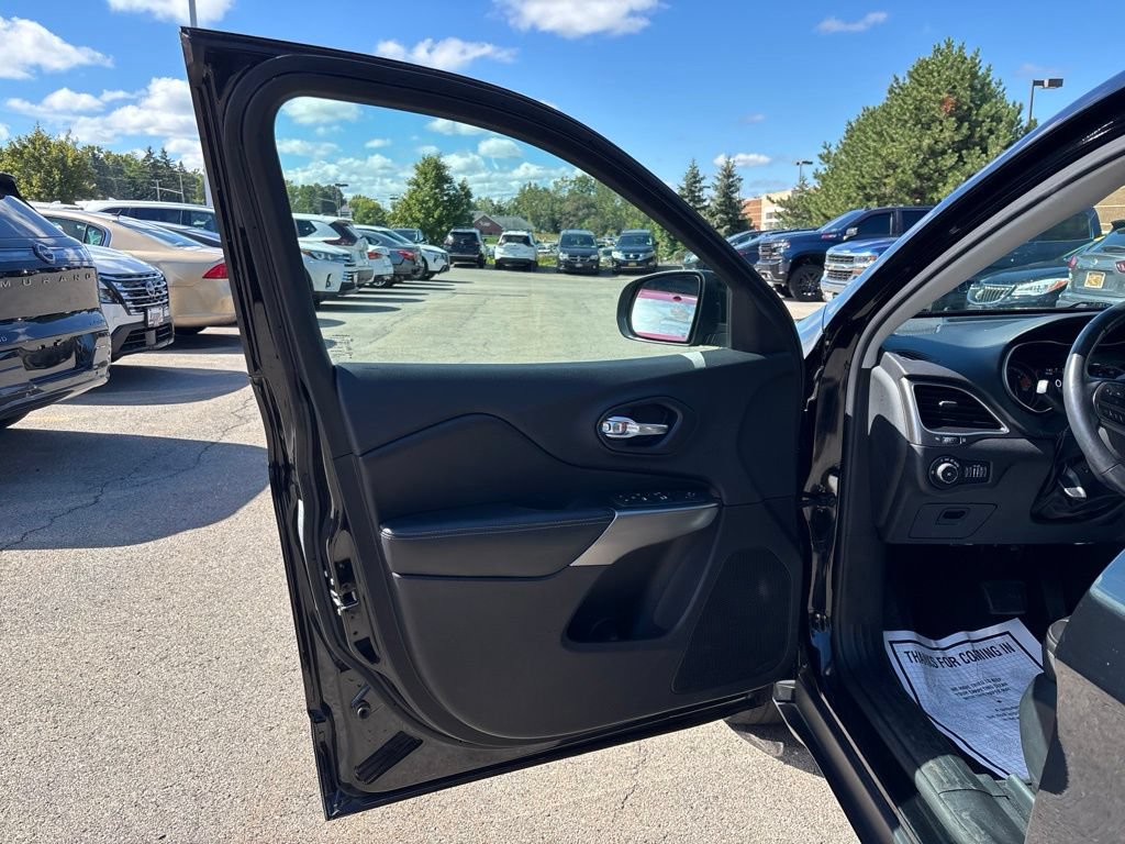 Used 2019 Jeep Cherokee Latitude Plus w/ Cold Weather Group AWD/4WD image 16