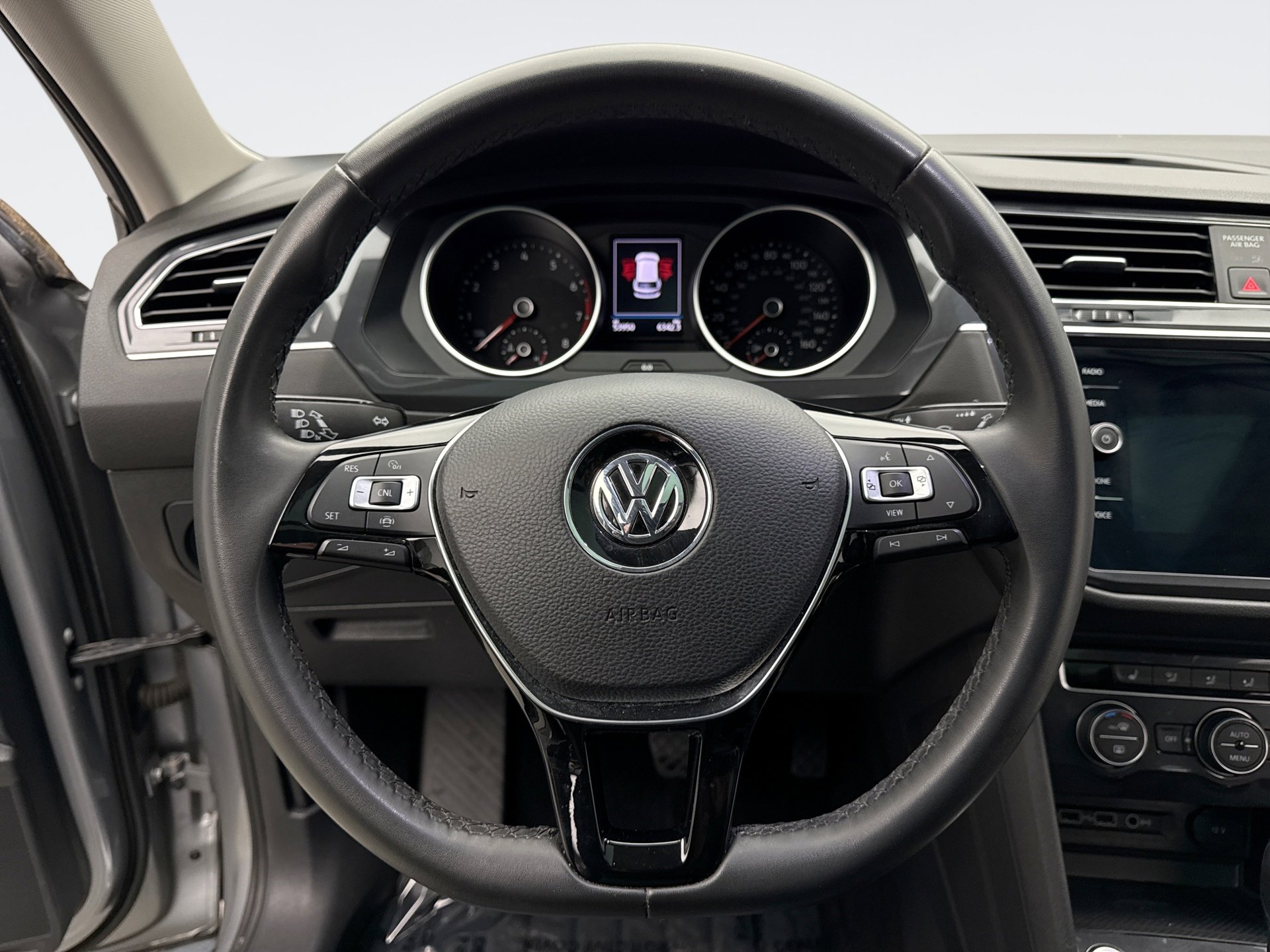 Used 2020 Volkswagen Tiguan SE w/ Panoramic Sunroof Package image 12