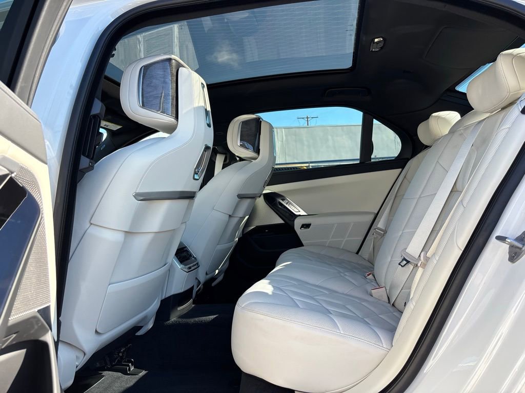 Used 2025 BMW 750e xDrive 750e xDrive w/ Premium Package image 10