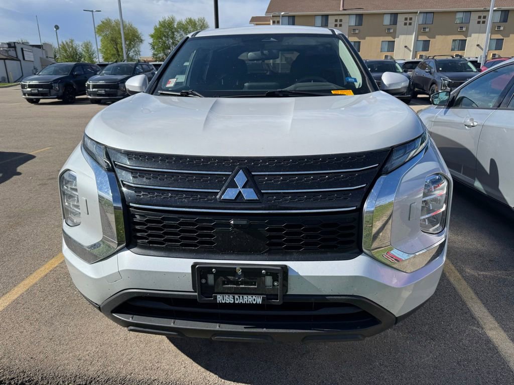 Used 2022 Mitsubishi Outlander ES AWD/4WD image 2