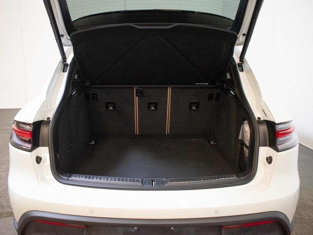 Certified 2025 Porsche Macan image 13