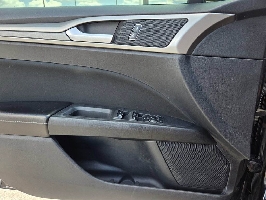 Used 2020 Ford Fusion SE FWD image 22
