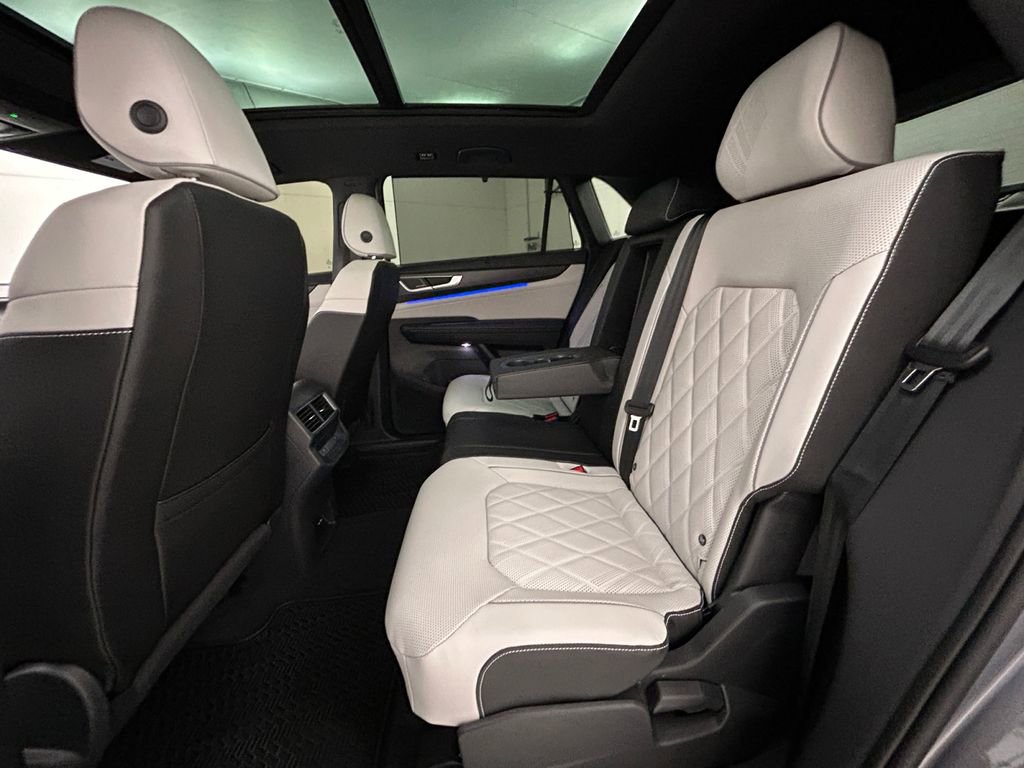 Used 2025 Volkswagen Atlas Cross Sport SEL Premium R-Line image 19