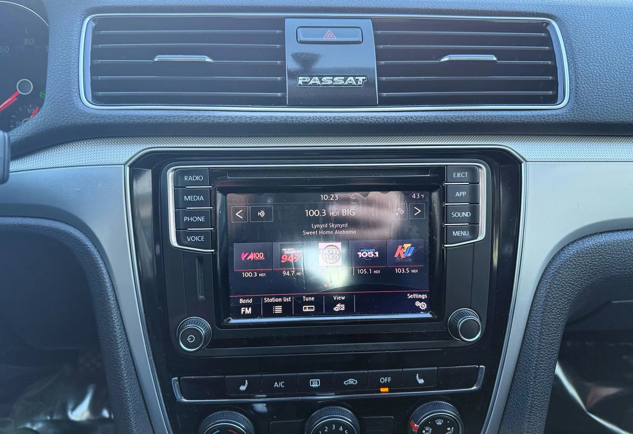 Used 2019 Volkswagen Passat 2.0T Wolfsburg w/ Wheels & Sunroof Package image 17