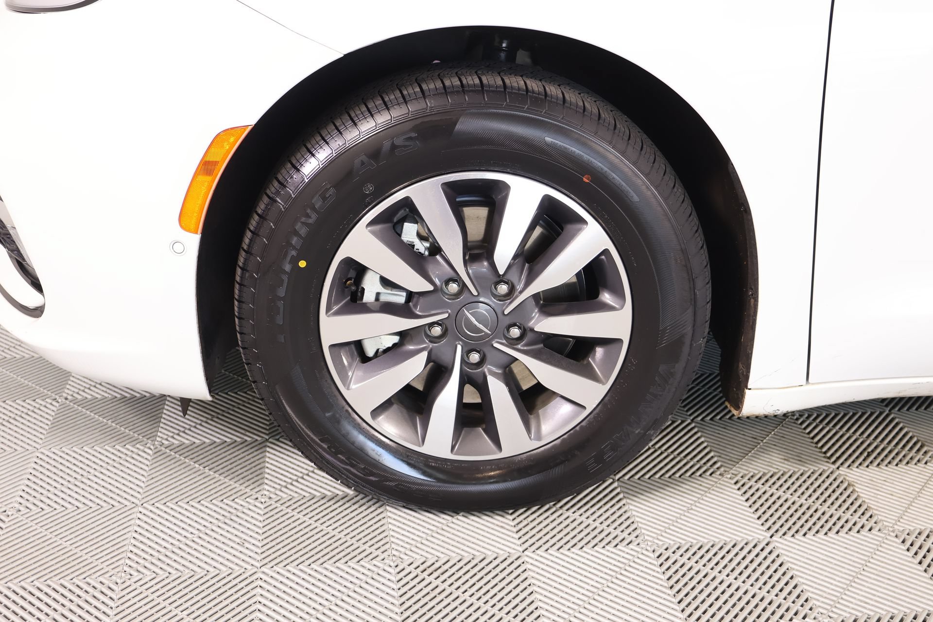 Used 2021 Chrysler Pacifica Touring-L FWD image 19
