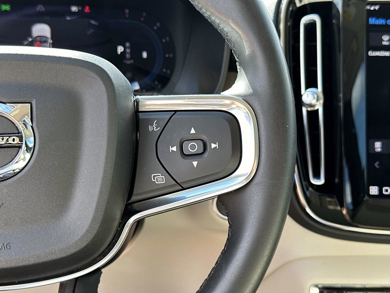 Certified 2023 Volvo XC40 B5 Plus image 28