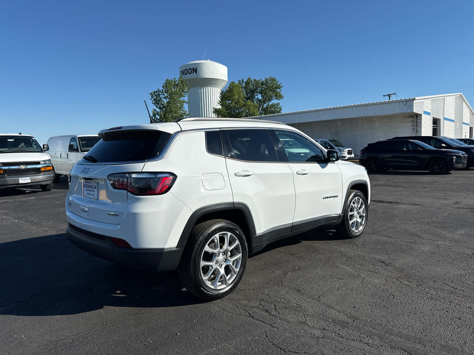 Used 2024 Jeep Compass Latitude w/ Sun and Sound Group AWD/4WD image 5