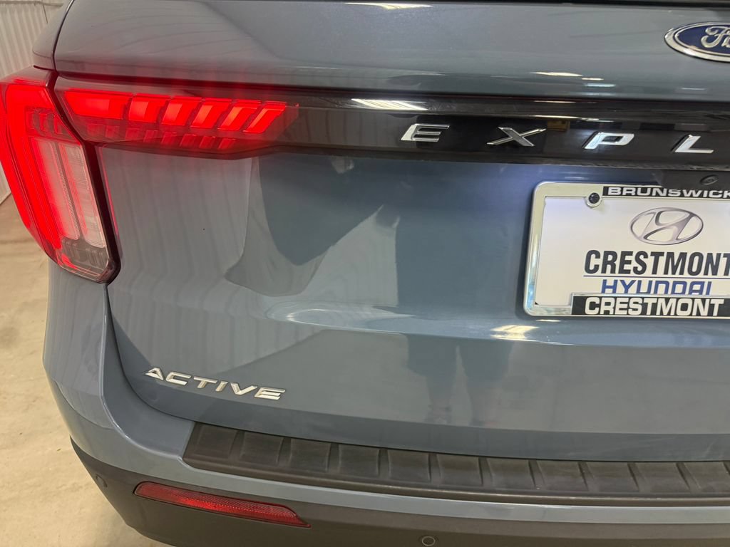 Used 2025 Ford Explorer Active AWD/4WD image 19