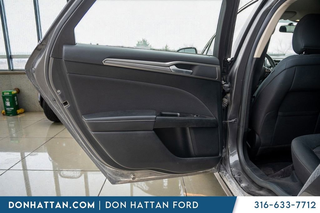 Used 2017 Ford Fusion SE w/ Fusion SE Technology Package image 18