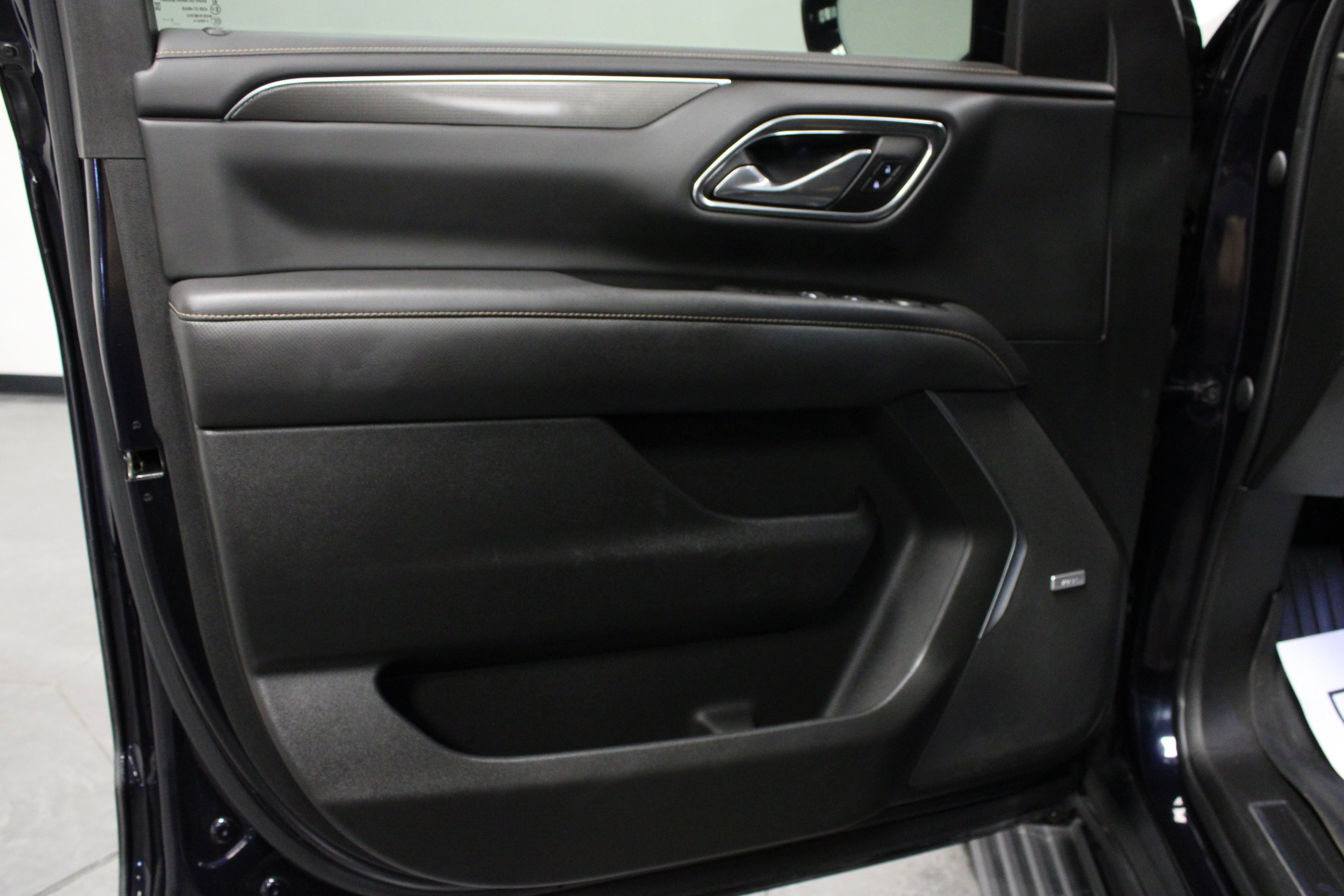 Used 2022 GMC Yukon AT4 w/ AT4 Premium Package AWD/4WD image 11
