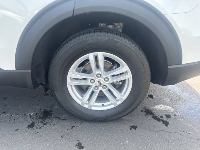 Used 2023 Ford Explorer XLT w/ Equipment Group 202A AWD/4WD image 12