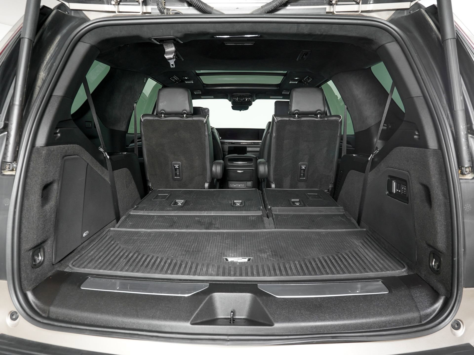 Used 2025 Cadillac Escalade Sport Platinum w/ LPO, ONYX Package AWD/4WD image 14