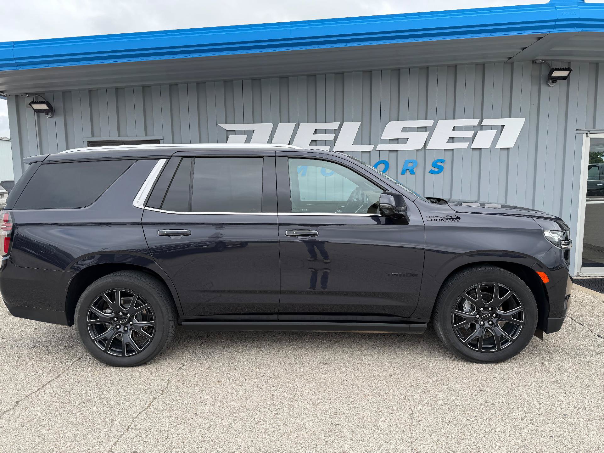 Used 2024 Chevrolet Tahoe High Country AWD/4WD image 5