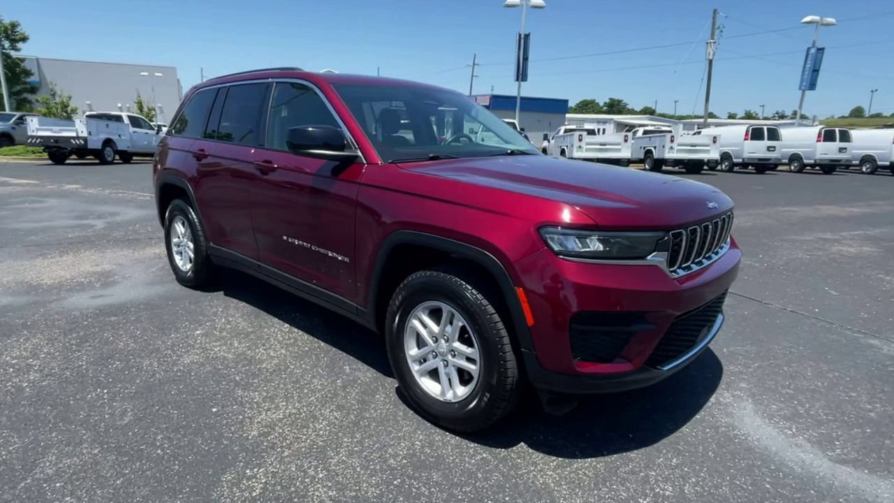 Used 2024 Jeep Grand Cherokee Laredo RWD image 2