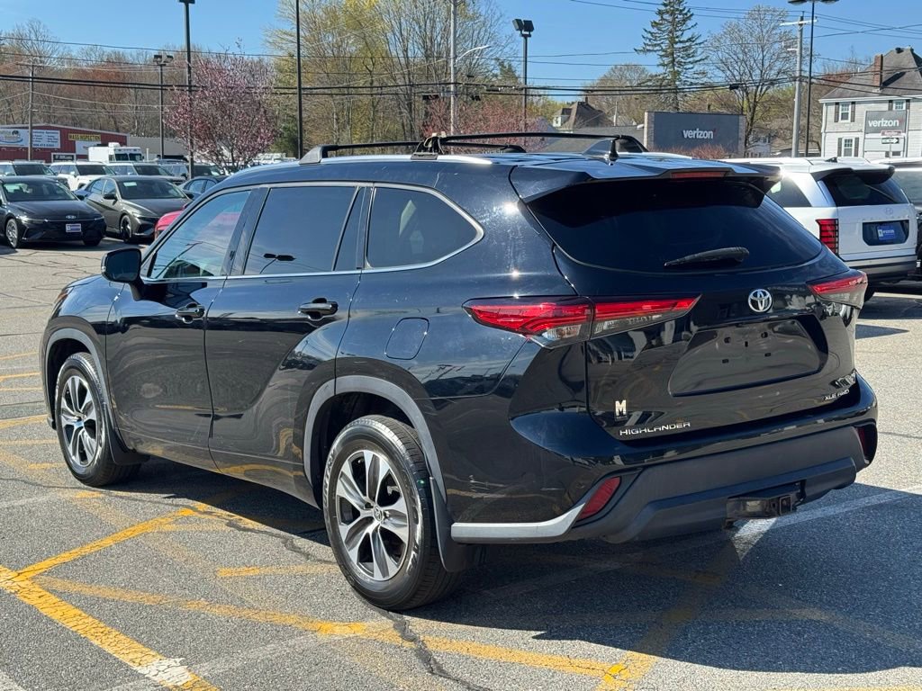 Used 2020 Toyota Highlander XLE AWD/4WD image 3