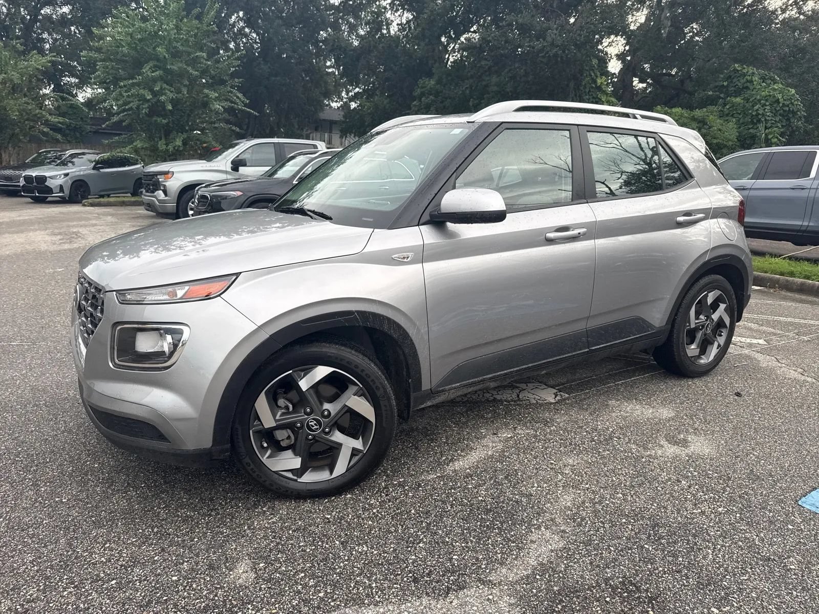 Used 2024 Hyundai Venue SEL FWD image 4