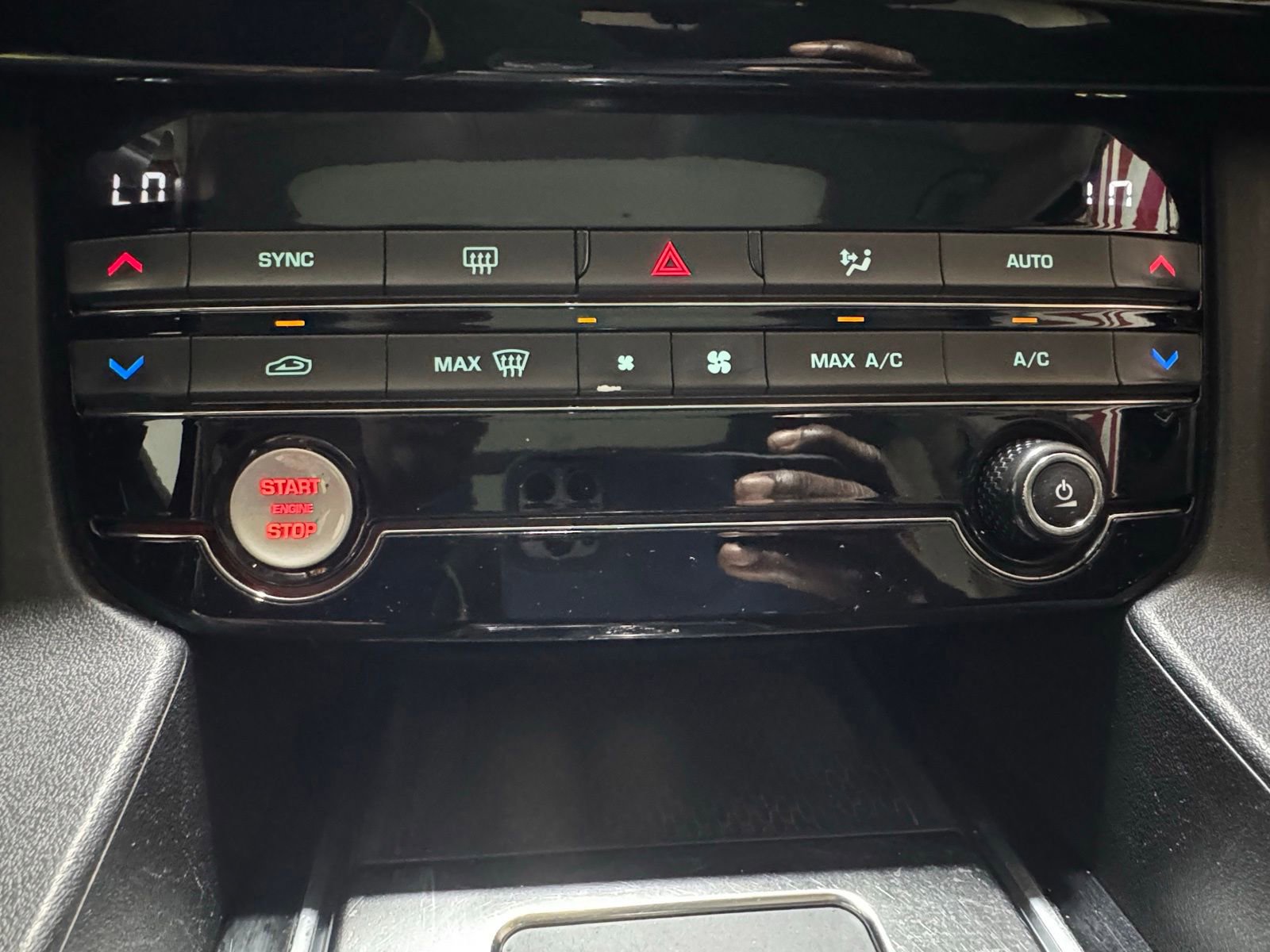 Used 2018 Jaguar F-PACE Premium image 21