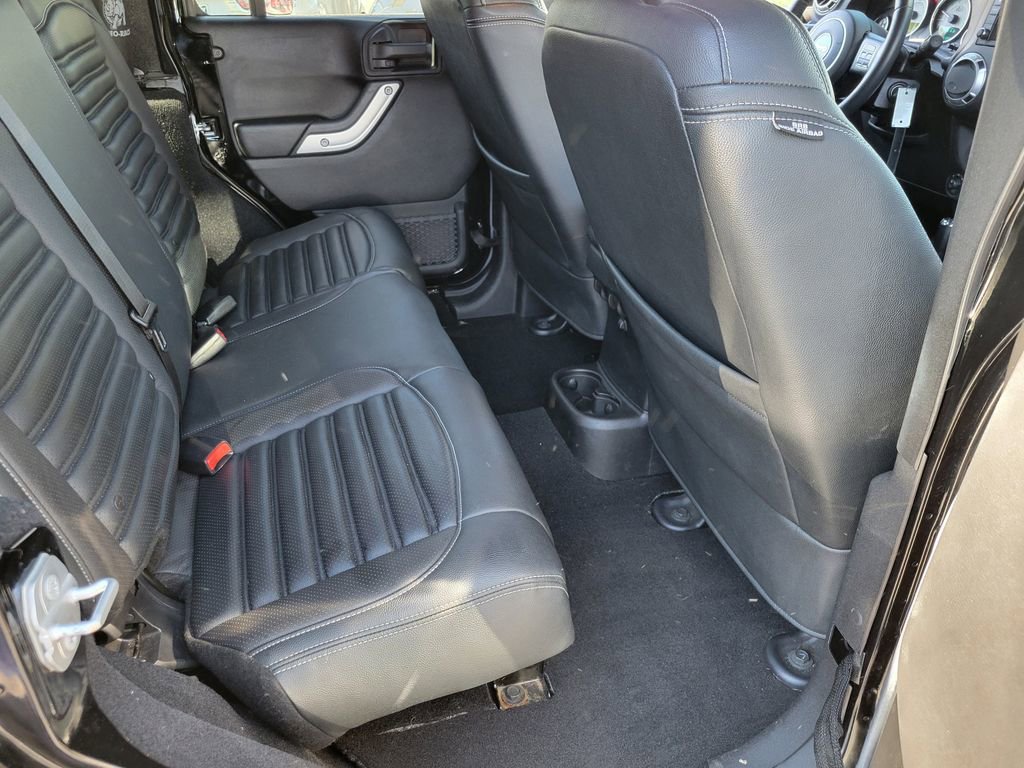 Used 2016 Jeep Wrangler Unlimited Rubicon w/ Connectivity Group image 18