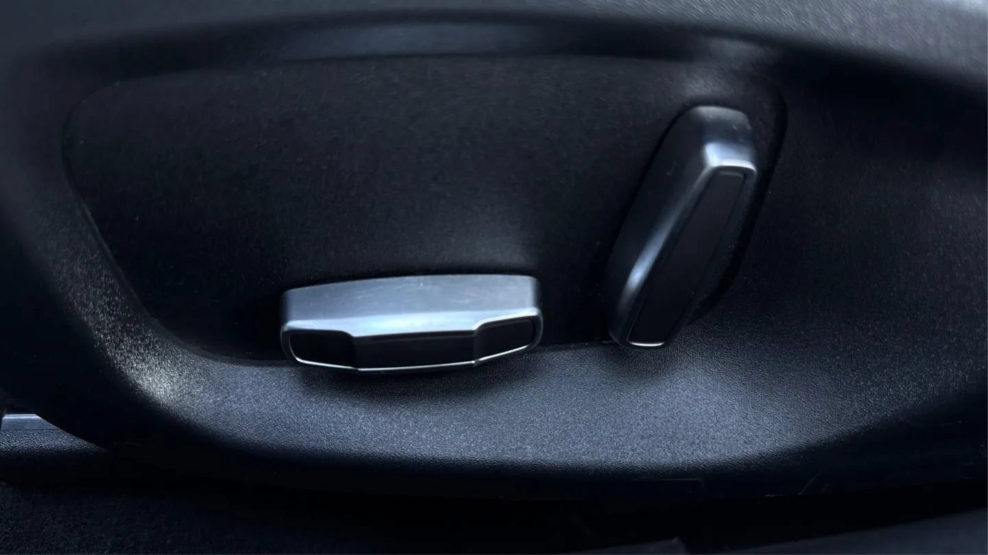 Used 2019 Jaguar XE Premium RWD image 54