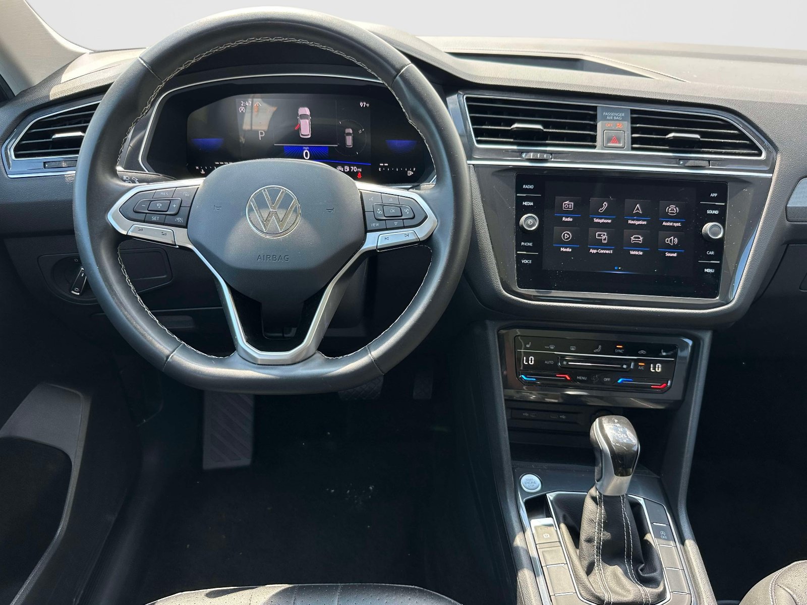 Certified 2023 Volkswagen Tiguan SE w/ Panoramic Sunroof Package AWD/4WD image 8