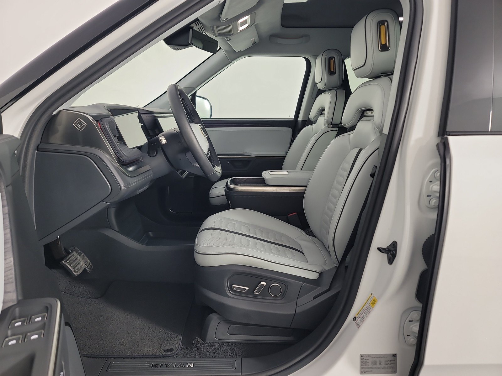 Used 2025 Rivian R1S Adventure AWD/4WD image 20