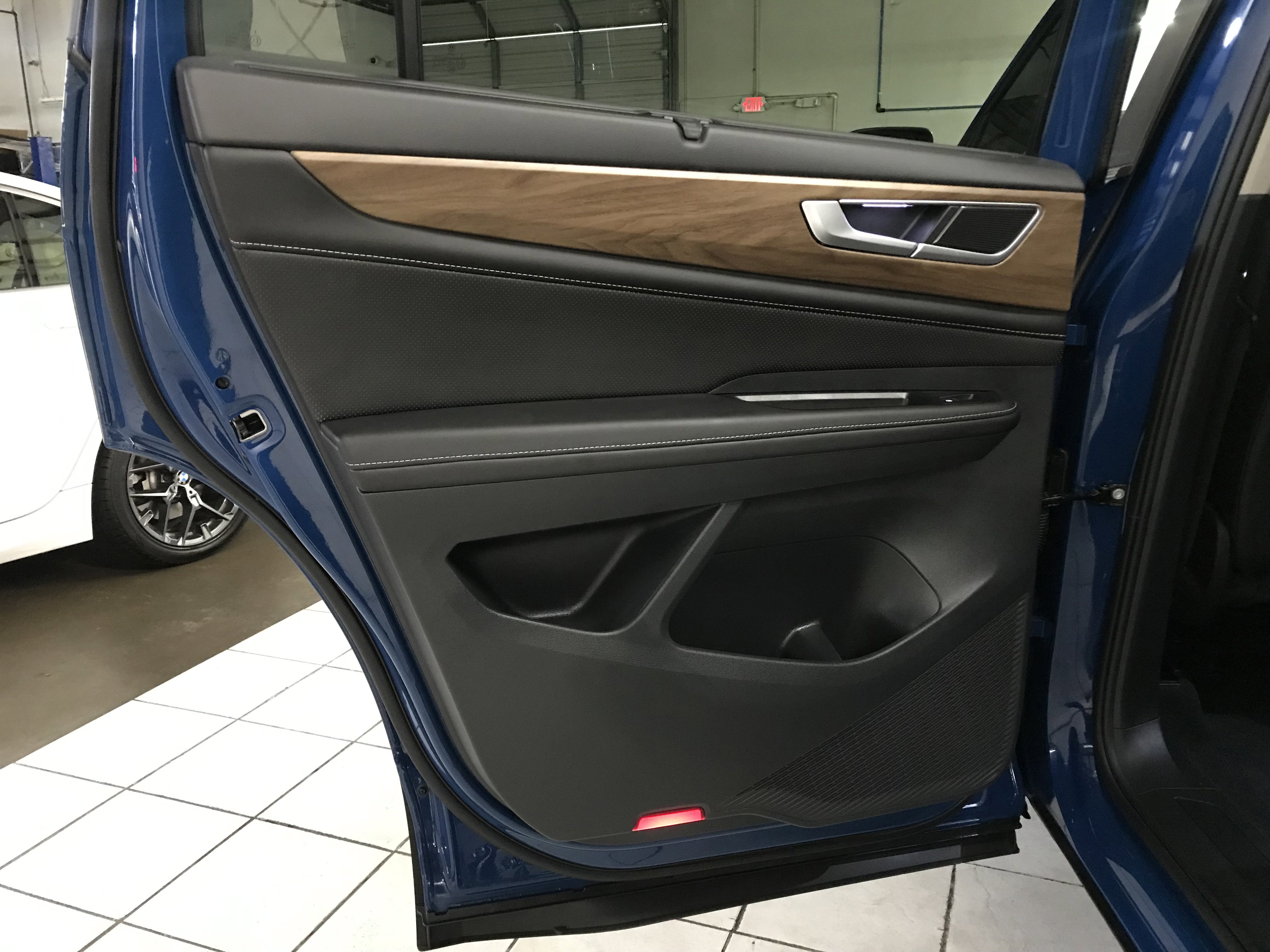 Used 2025 Volkswagen Atlas SE w/ Panoramic Sunroof Package FWD image 9