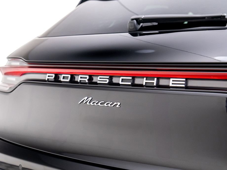 Certified 2025 Porsche Macan image 39