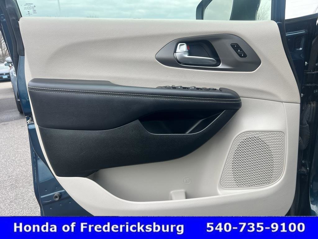 Used 2023 Chrysler Pacifica Touring-L image 15