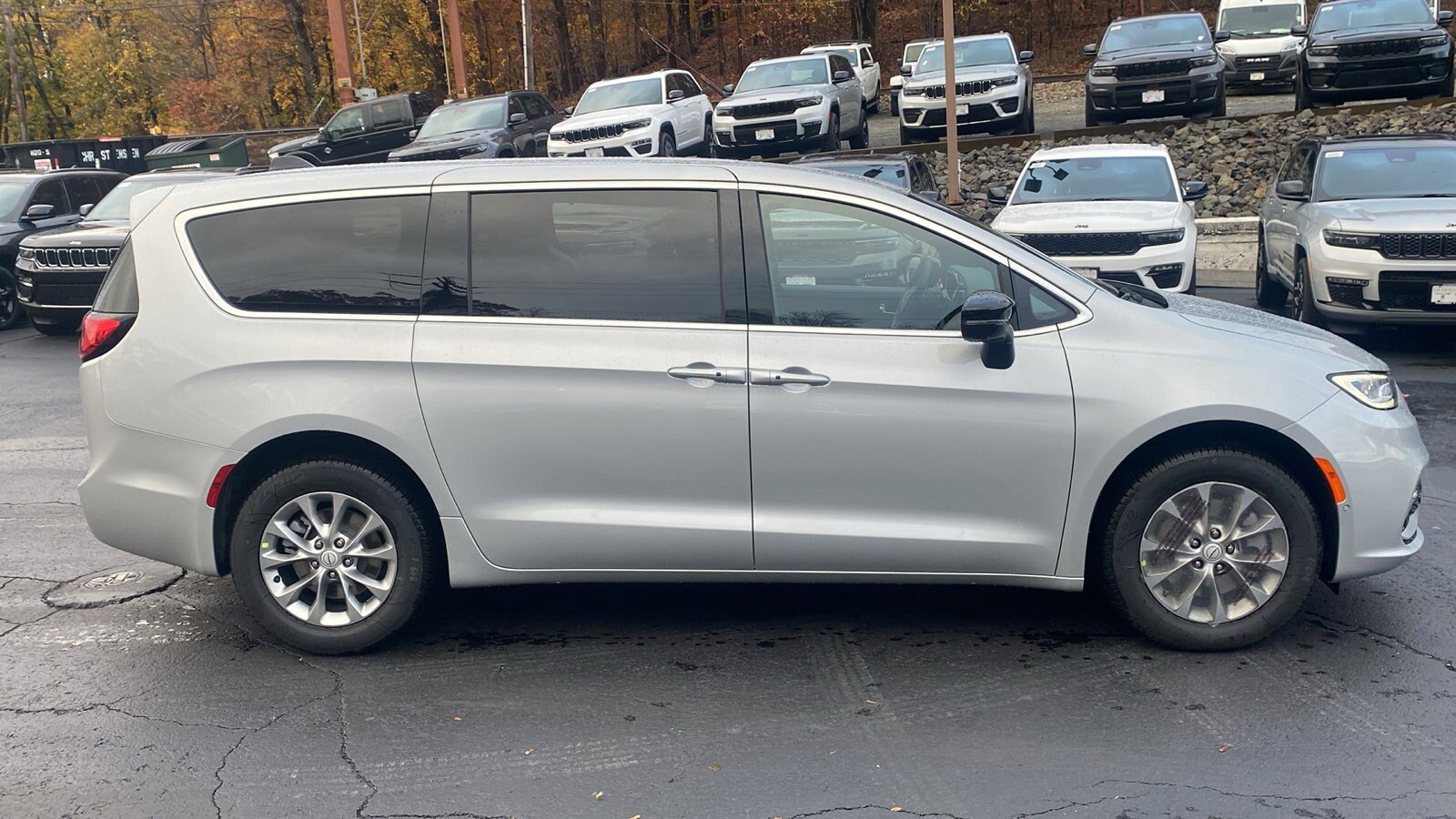 New 2026 Chrysler Pacifica Select AWD/4WD image 28