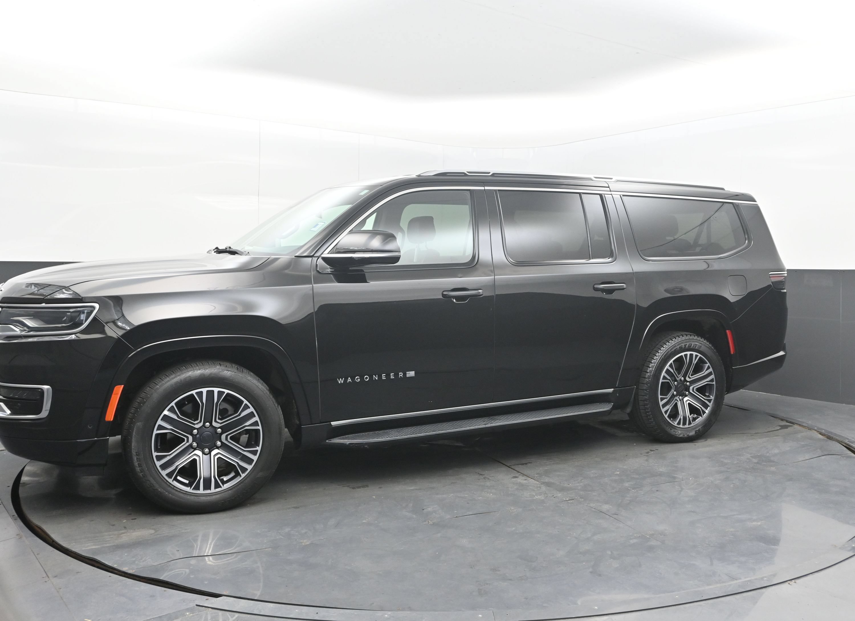 Used 2024 Jeep Wagoneer L Series II RWD image 5