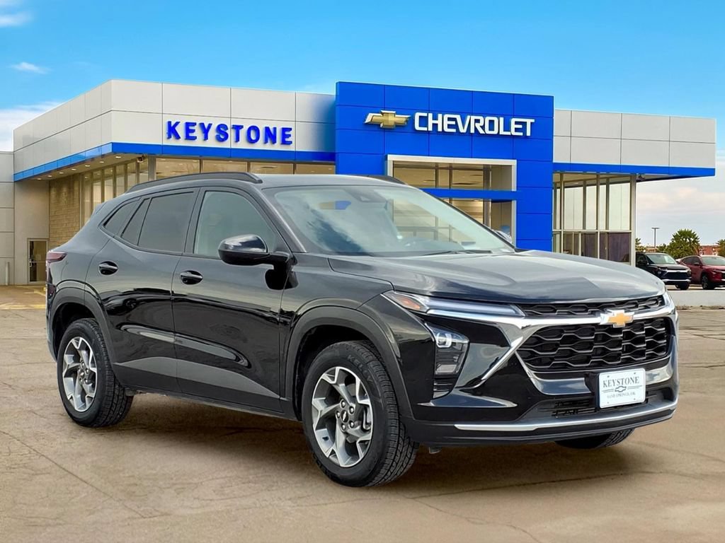 Used 2025 Chevrolet Trax LT FWD image 1
