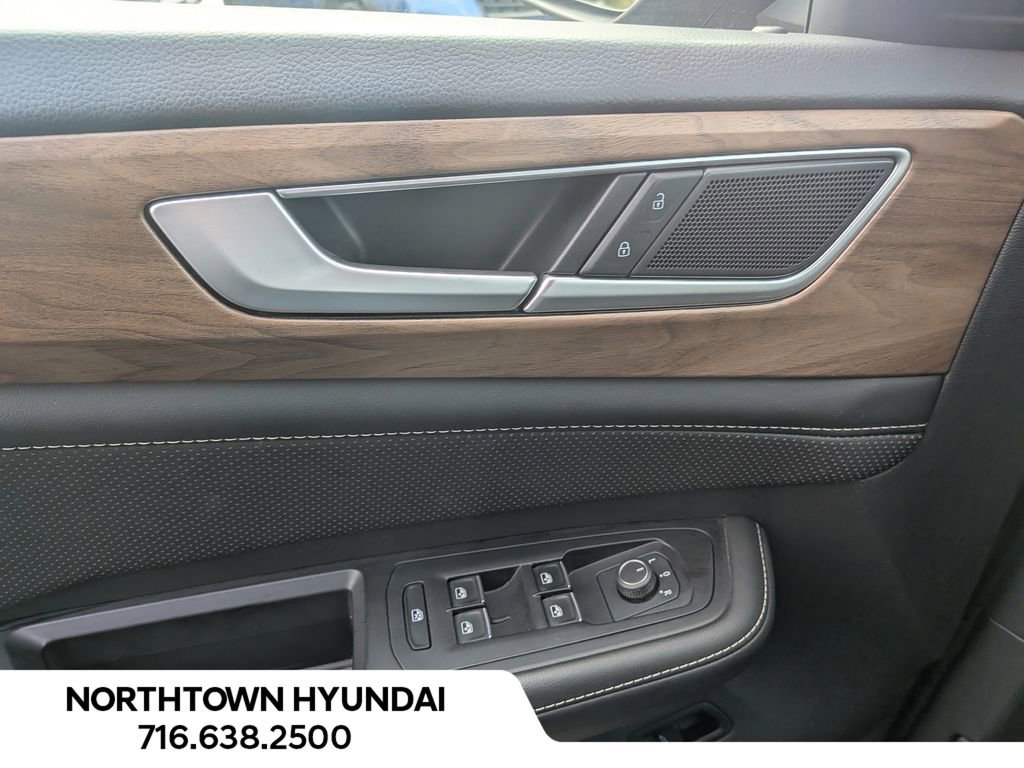 Used 2025 Volkswagen Atlas SE image 31