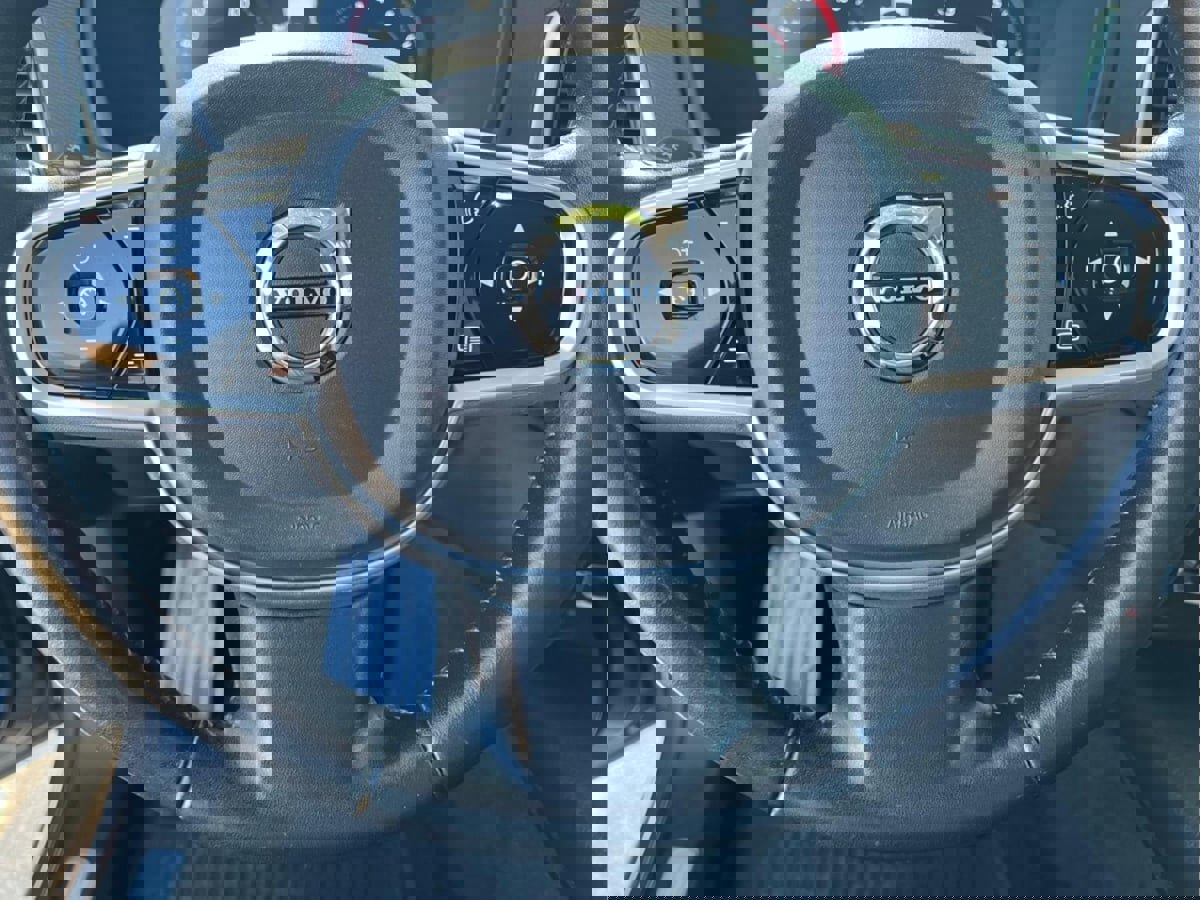 Used 2018 Volvo XC90 T6 Momentum w/ Convenience Package image 14