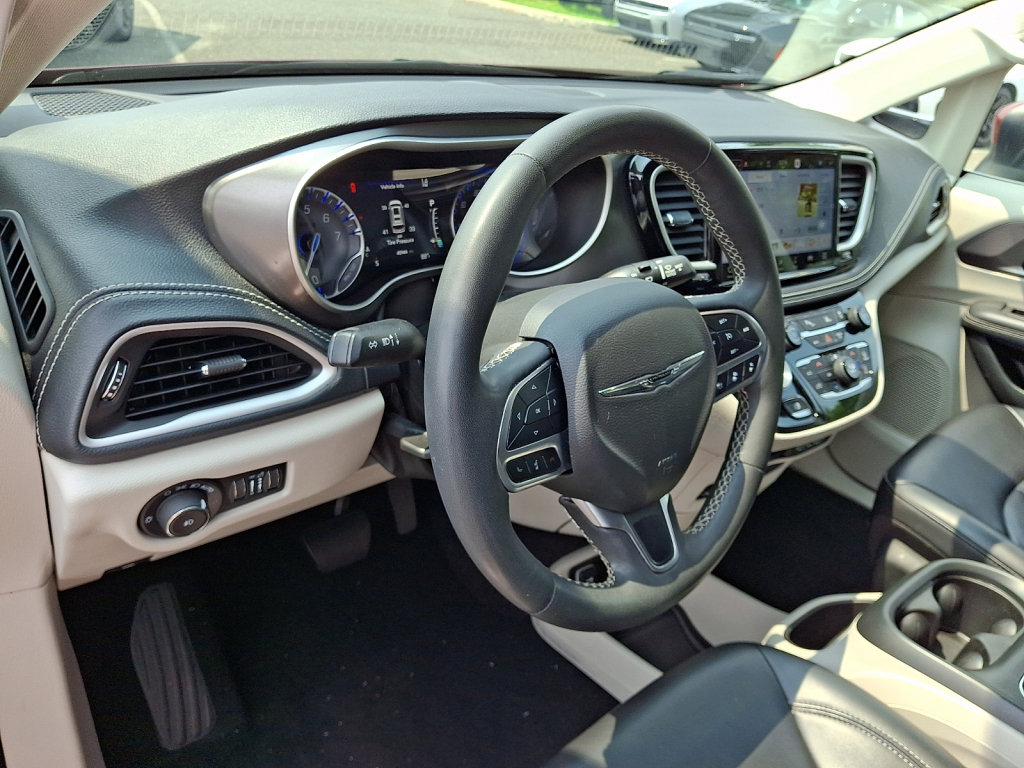 Used 2023 Chrysler Pacifica Touring-L w/ Uconnect Theater Family Group FWD image 25