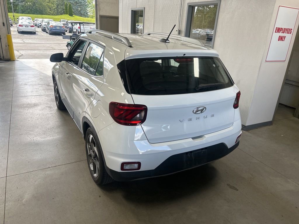 Used 2025 Hyundai Venue SEL FWD image 6