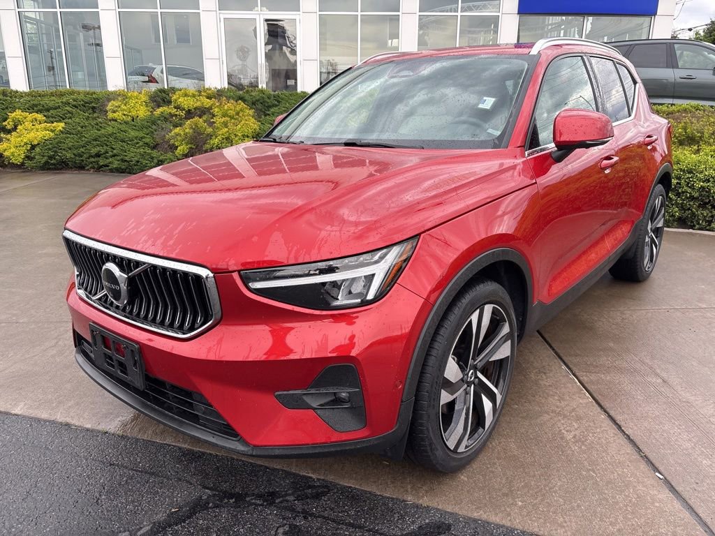 Used 2023 Volvo XC40 B5 Plus w/ Driver Assist Package AWD/4WD image 3