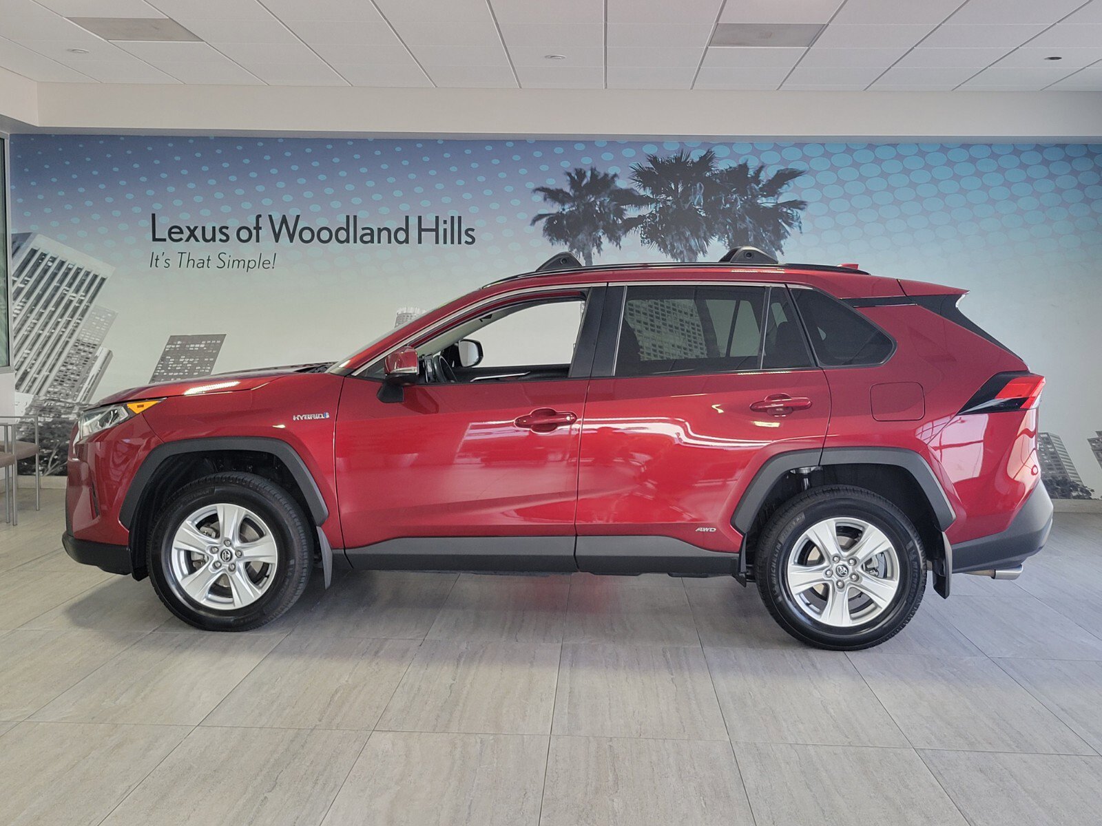 Used 2020 Toyota RAV4 XLE w/ XLE Grade Weather Package image 2