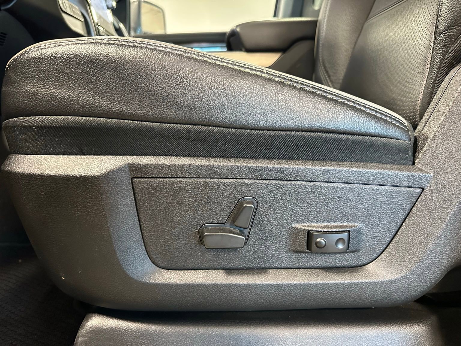 Used 2024 RAM 3500 Laramie image 14