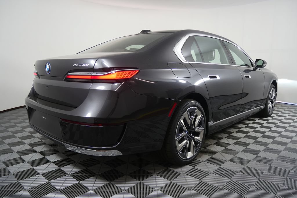 Used 2026 BMW i7 eDrive50 w/ Premium Package RWD image 3