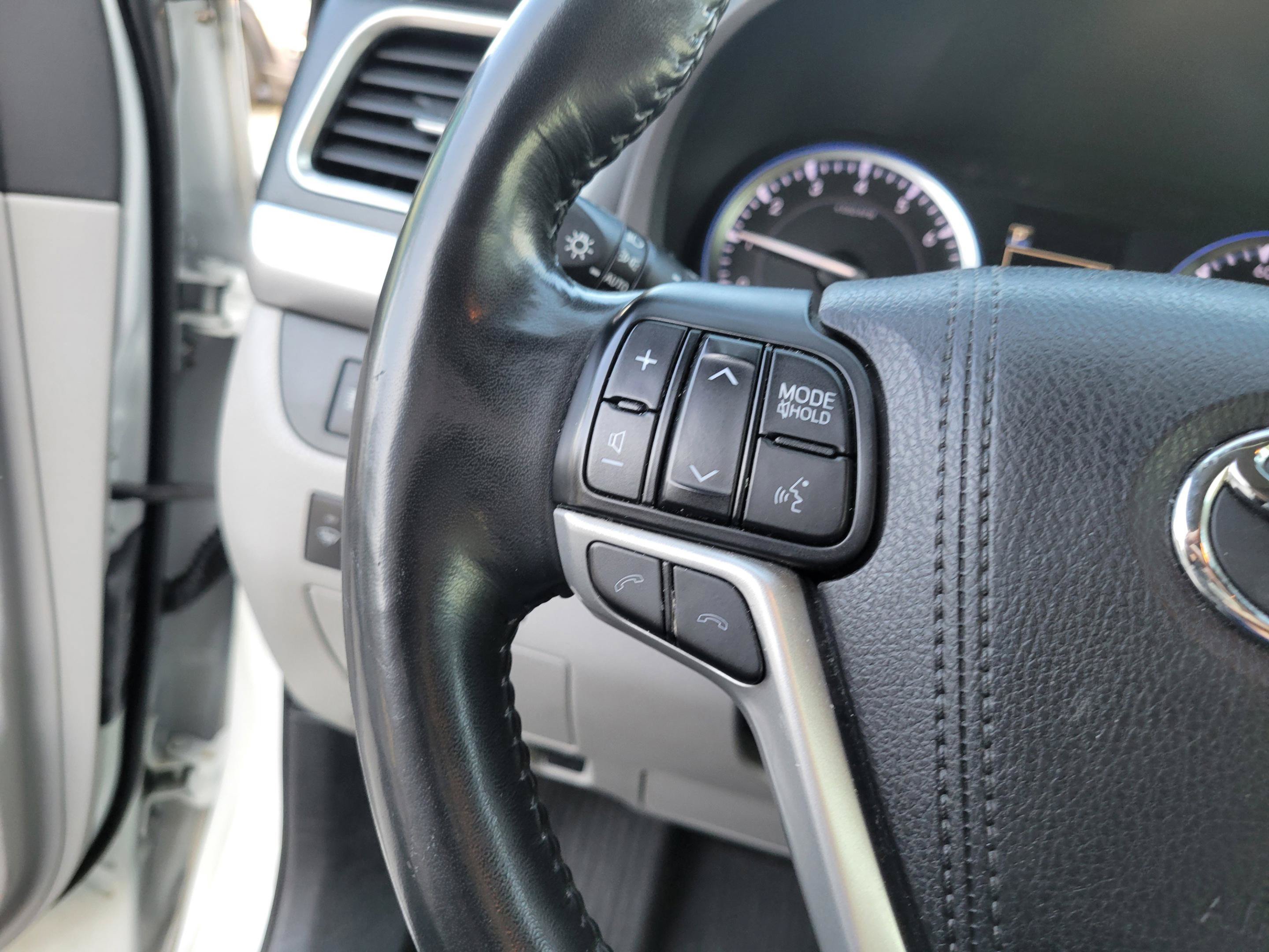 Used 2018 Toyota Highlander Limited Platinum FWD image 24