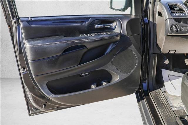 Used 2018 Dodge Grand Caravan SXT w/ Blacktop Package image 12