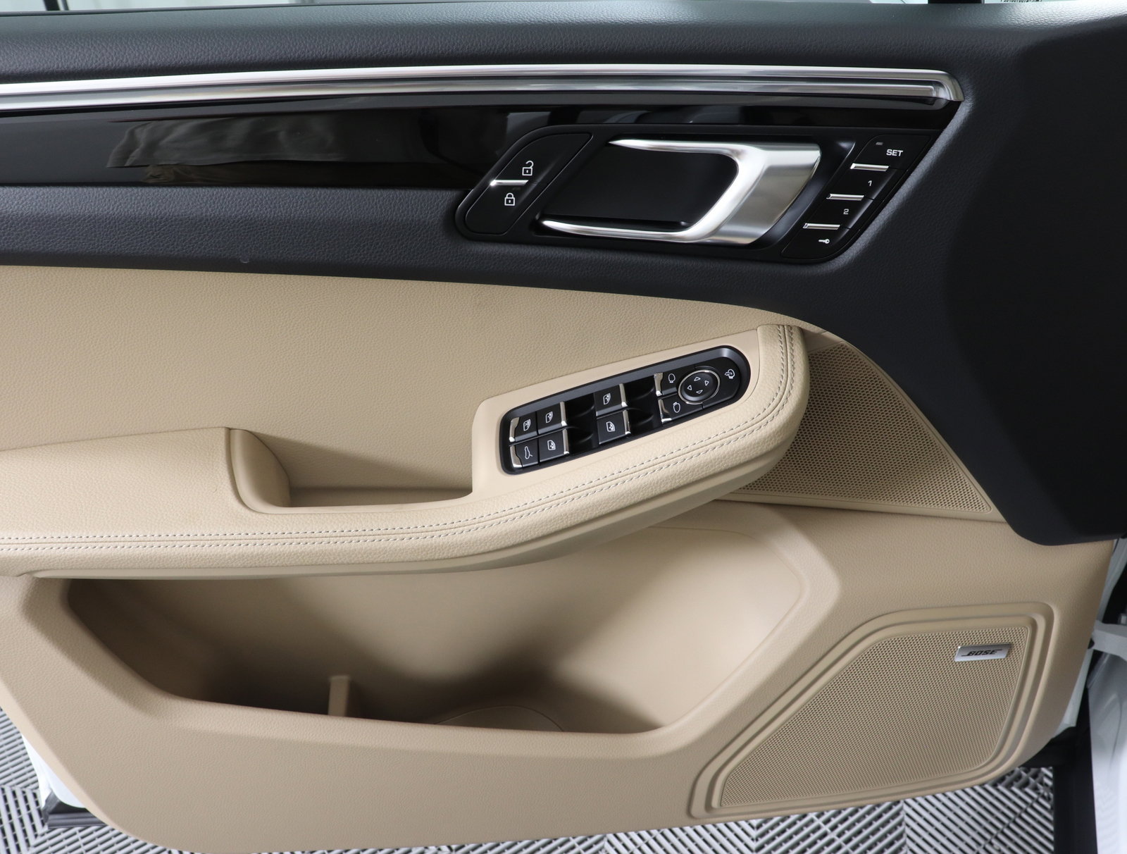 Used 2025 Porsche Macan image 24