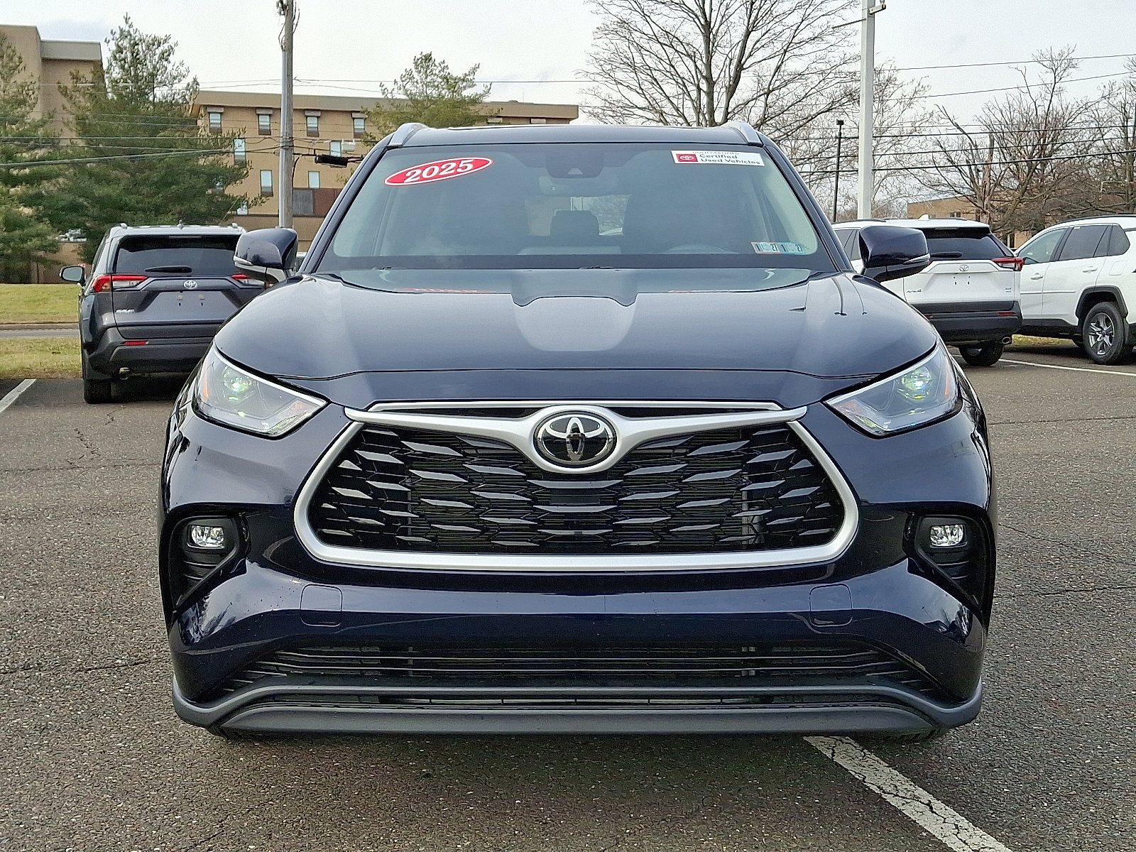 Certified 2025 Toyota Highlander XLE image 2