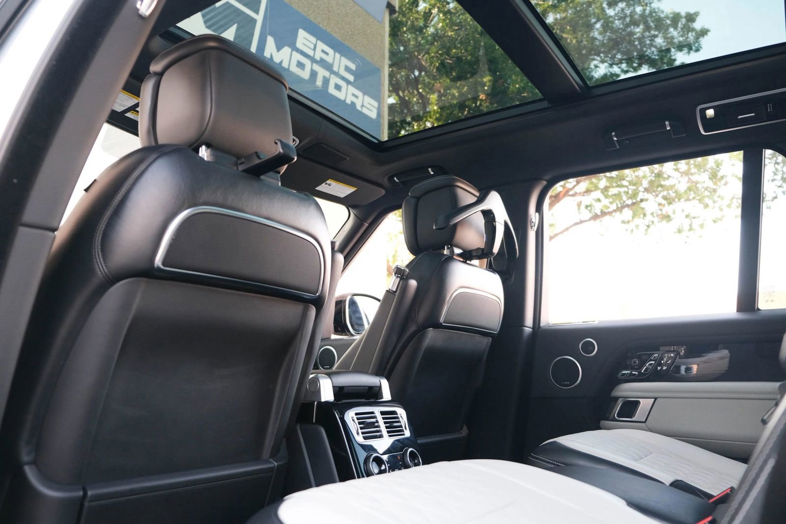 Used 2020 Land Rover Range Rover SV Autobiography Dynamic image 27