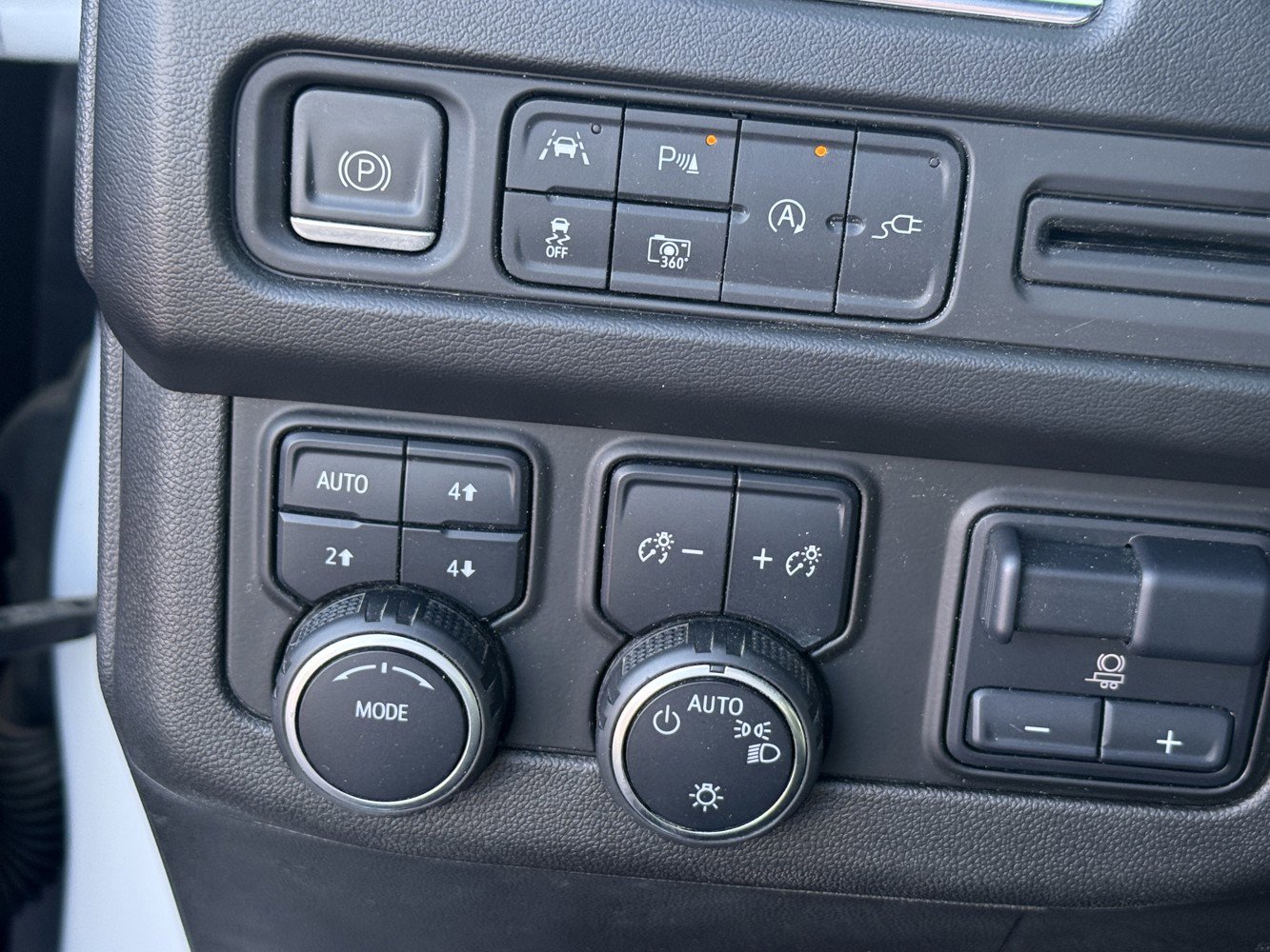 Used 2022 Chevrolet Tahoe LT w/ Luxury Package image 17