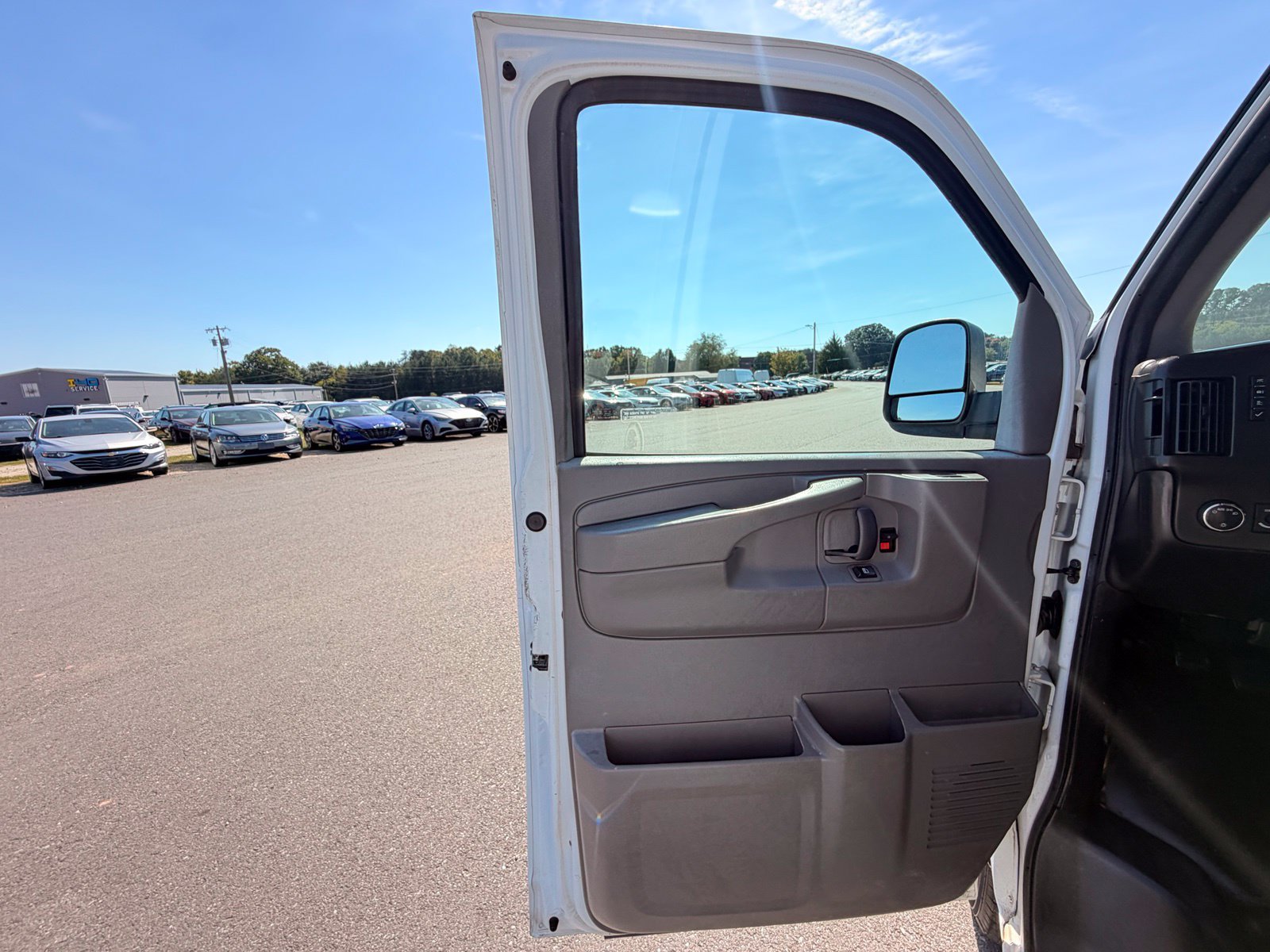 Used 2014 Chevrolet Express 2500 RWD image 14