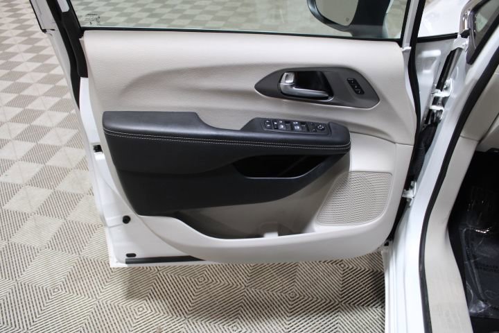 Used 2023 Chrysler Pacifica Touring-L image 17