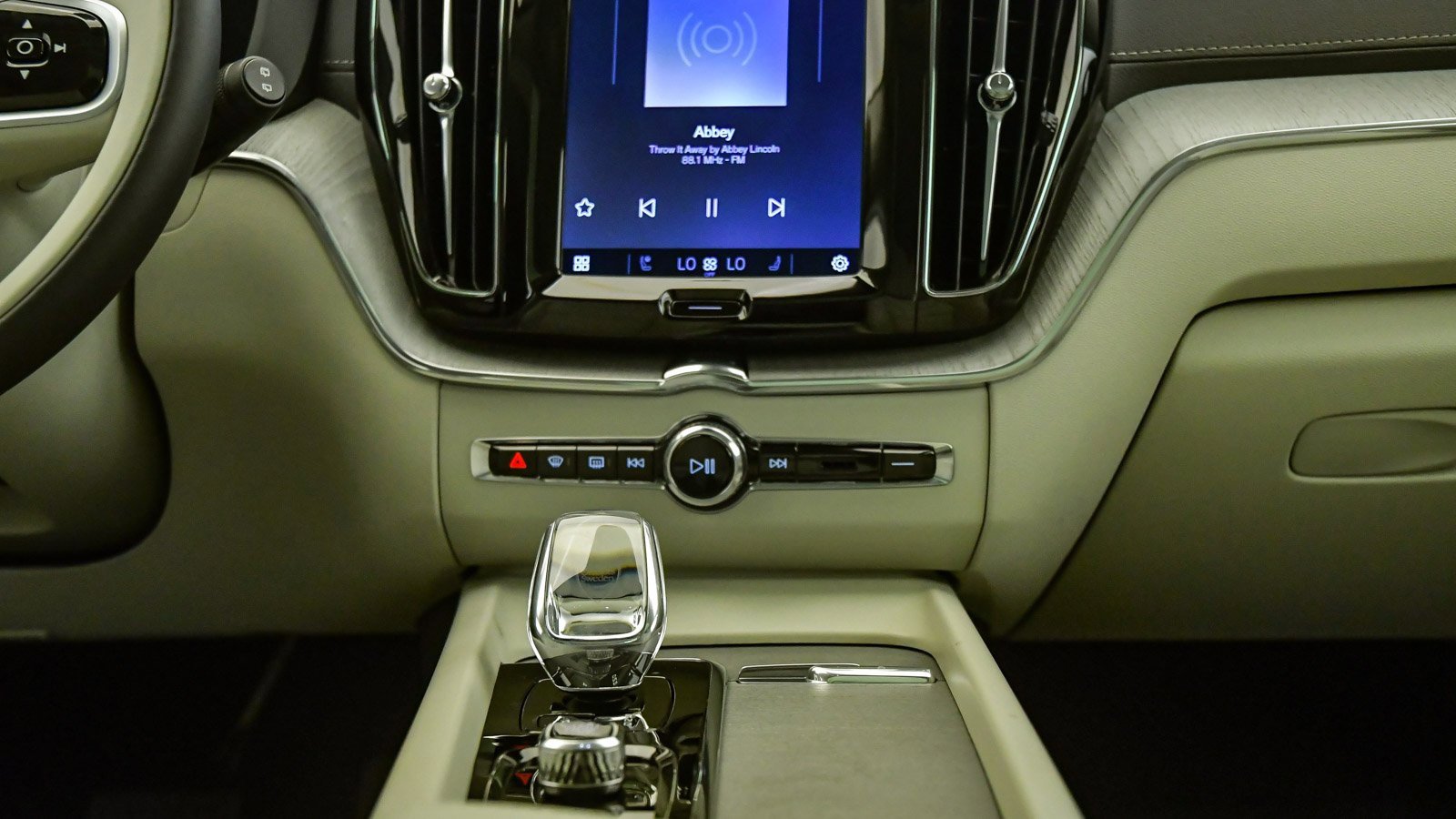 Certified 2025 Volvo XC60 B5 Ultra w/ Protection Package Premier image 16